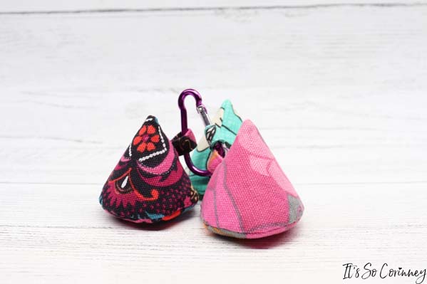 DIY Sewing Pattern Weights / Easy Triangular Fabric Weights (VIDEO) ⋆ Hello  Sewing