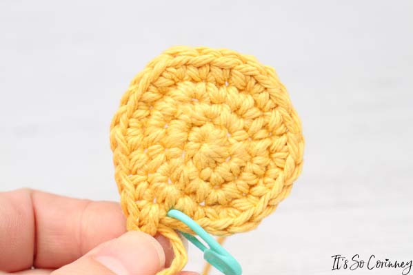 Crochet Minion Amigurumi Round 4